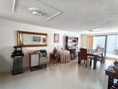 Casa de 5 alcobas en venta en Laureles, Medellín, 252 m² · foto 2 de 17