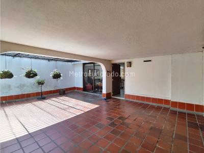 Casa de 5 alcobas en venta en Laureles, Medellín, 252 m² · foto 9 de 17