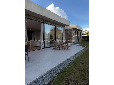 Casa de 3 alcobas en venta en Loma Del Escobero, Envigado, 270 m² · foto 16 de 17