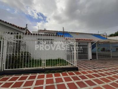 Casa de 5 alcobas en venta en La Riviera, Cúcuta, 470 m² · foto 2 de 14