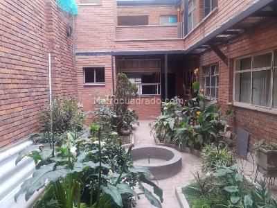 Casa de 5 alcobas en venta en San Miguel, Bogotá, 350 m² · foto 3 de 6