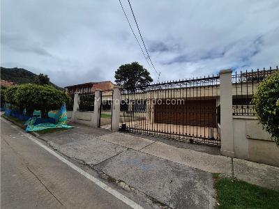 Casa de 3 alcobas en venta en Santa Barbara, Bogotá, 390 m² · foto 2 de 17