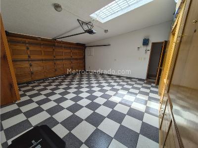 Casa de 3 alcobas en venta en Santa Barbara, Bogotá, 390 m² · foto 8 de 17