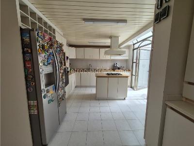 Casa de 3 alcobas en venta en Santa Barbara, Bogotá, 390 m² · foto 10 de 17