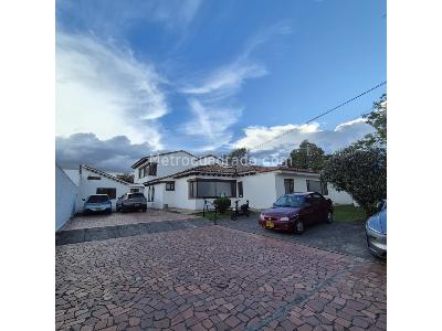 Casa de 5 alcobas en venta en San Jose De Bavaria, Bogotá, 1600 m² · foto 2 de 5