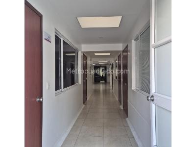 Casa de 5 alcobas en venta en San Jose De Bavaria, Bogotá, 1600 m² · foto 3 de 5