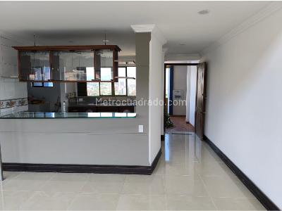 Apartamento en venta en Loma De Los Bernal, Medellín · foto 2 de 19