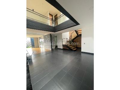 Casa de 4 alcobas en venta en Loma De Zuñiga, Envigado, 332 m² · foto 2 de 12
