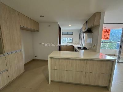 Apartamento de 2 alcobas en venta en Loma De Las Brujas, Envigado, 107 m² · foto 3 de 16