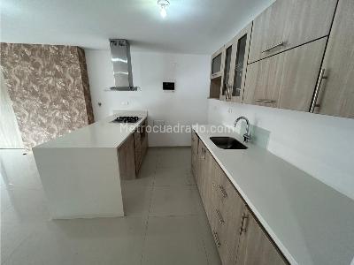 Apartamento de 3 alcobas en venta en Navarra Bello, Bello, 88 m² · foto 2 de 20