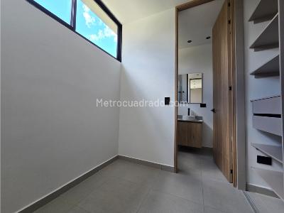 Casa de 4 alcobas en venta en Loma Del Escobero, Envigado, 375 m² · foto 10 de 19
