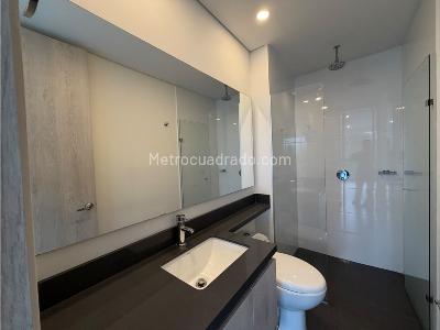 Apartamento de 2 alcobas en arriendo en El Poblado, Medellín, 102 m² · foto 11 de 13