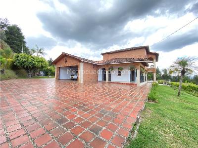 Casa de 5 alcobas en arriendo en Via Aeropuerto Jose Maria Cordova, Rionegro, 900 m² · foto 2 de 20