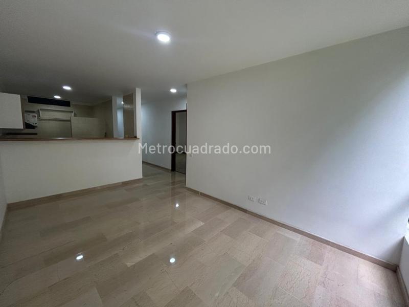 Hermoso Apartamento de 2 Alcobas con Balcón en El Tesoro - 2