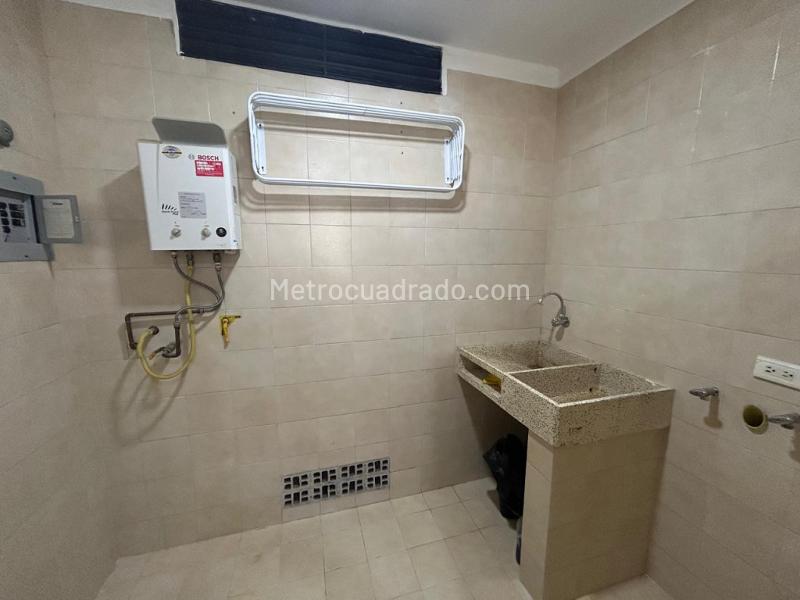 Hermoso Apartamento de 2 Alcobas con Balcón en El Tesoro - 3