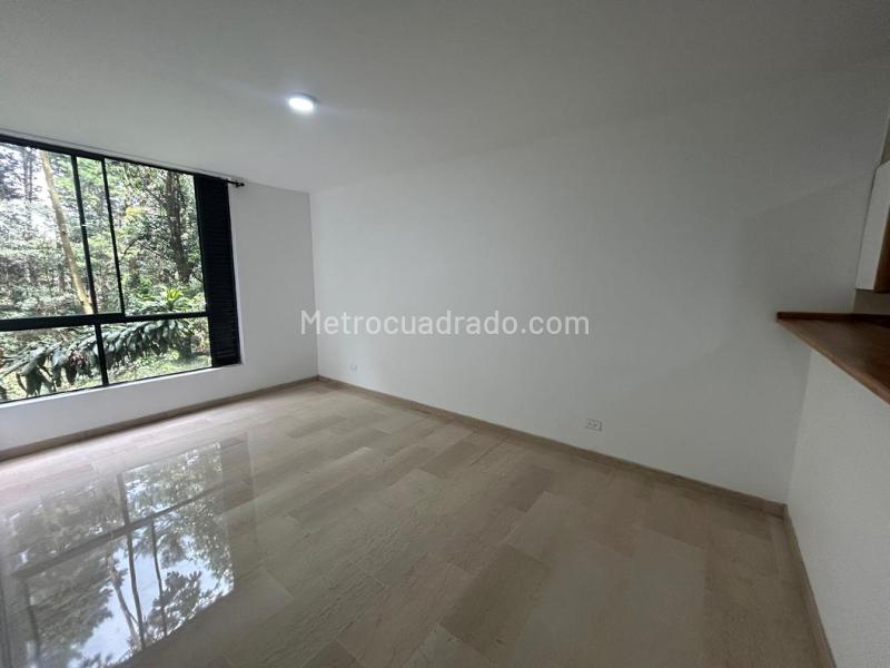 Hermoso Apartamento de 2 Alcobas con Balcón en El Tesoro - 5
