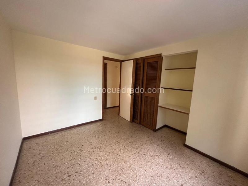 Hermoso Apartamento de 2 Alcobas con Balcón en El Tesoro - 6