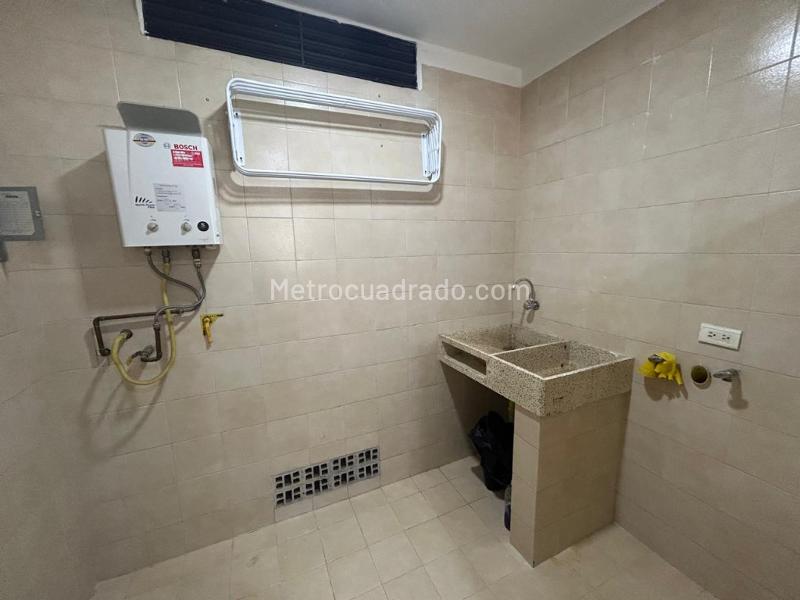 Hermoso Apartamento de 2 Alcobas con Balcón en El Tesoro - 7