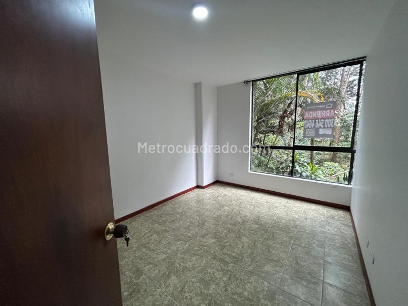 Hermoso Apartamento de 2 Alcobas con Balcón en El Tesoro - 9