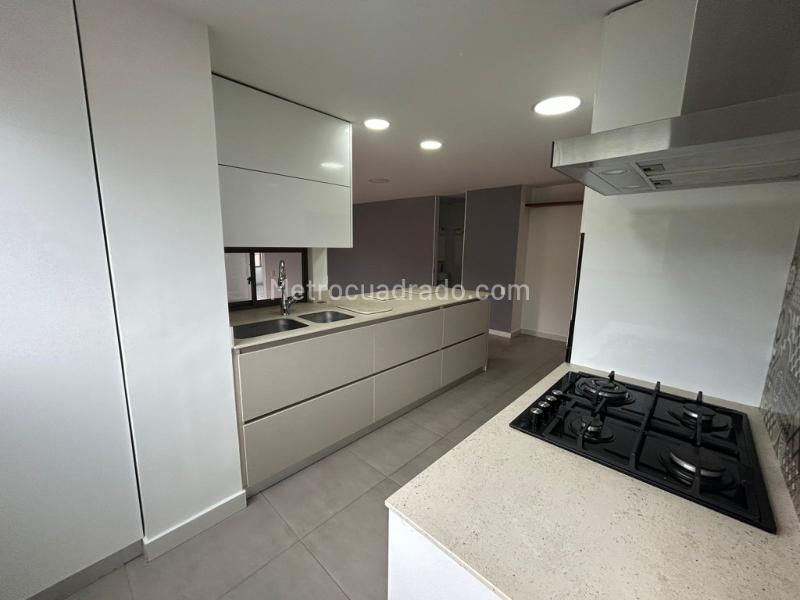 Apartamento Renovado de 2 Alcobas con Cocina Abierta en Patio Bonito