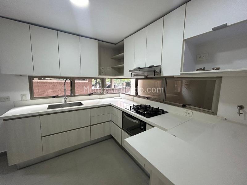 Apartamento de 2 Alcobas con Terraza en Loma de Los Parra - 2