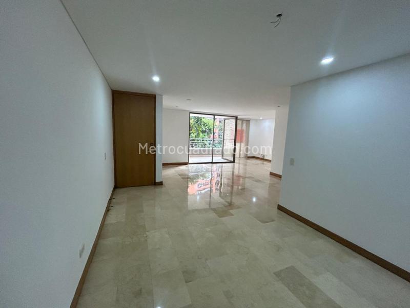 Apartamento de 2 Alcobas con Terraza en Loma de Los Parra - 3
