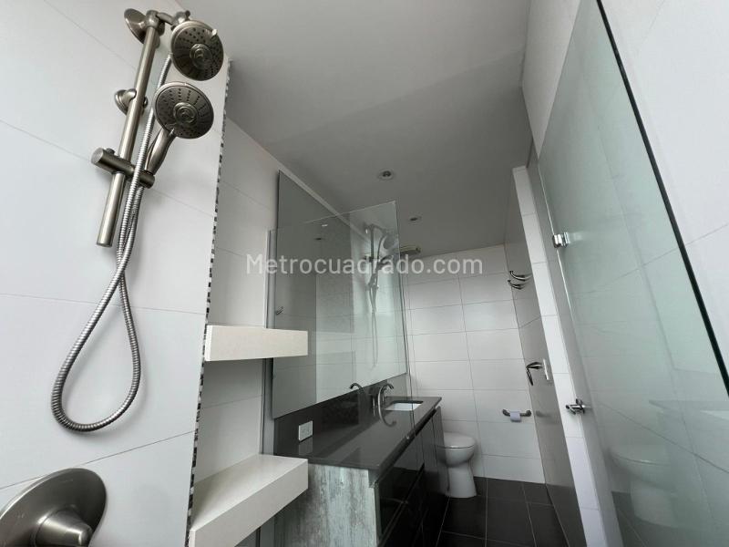 1BR Apartment in Loma Del Esmeraldal (80 m²) - 4