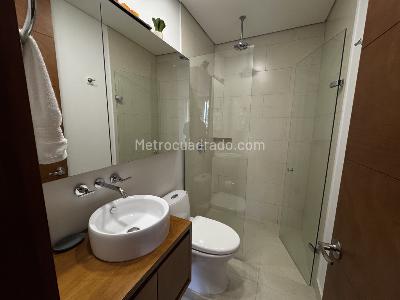 Apartamento de 3 alcobas en arriendo en Loma De Los Parra, Medellín, 270 m² · foto 17 de 20