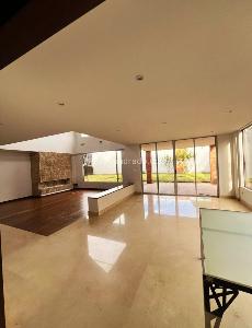 Casa de 5 alcobas en venta en San Jose De Bavaria, Bogotá, 750 m² · foto 3 de 17