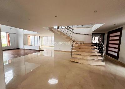 Casa de 5 alcobas en venta en San Jose De Bavaria, Bogotá, 750 m² · foto 4 de 17