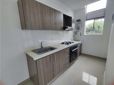 Apartamento de 2 alcobas en venta en Madera, Bello, 55 m² · foto 3 de 11