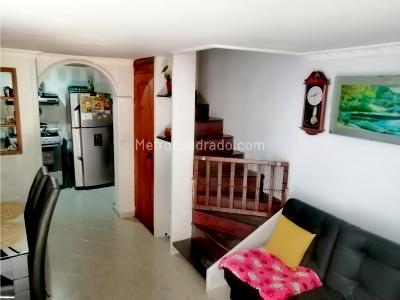 Apartamento de 4 alcobas en venta en Niquia, Bello, 72 m² · foto 2 de 9
