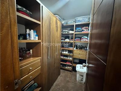 Apartamento de 3 alcobas en venta en La Castellana, Medellín, 198 m² · foto 9 de 17