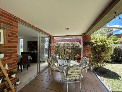 Casa de 3 alcobas en venta en Loma Benedictinos, Envigado, 272 m² · foto 2 de 20