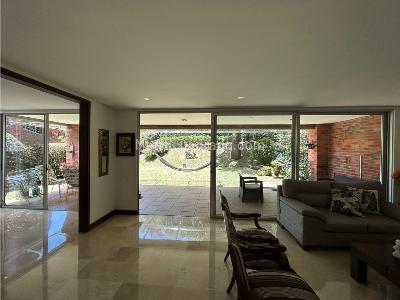 Casa de 3 alcobas en venta en Loma Benedictinos, Envigado, 272 m² · foto 3 de 20