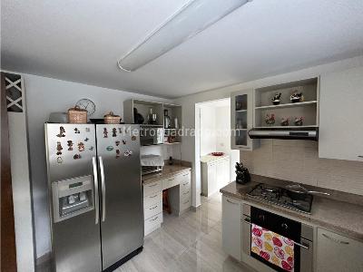 Casa de 3 alcobas en venta en Loma Benedictinos, Envigado, 272 m² · foto 6 de 20