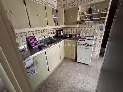 Apartamento de 3 alcobas en venta en Laureles, Medellín, 154 m² · foto 2 de 9