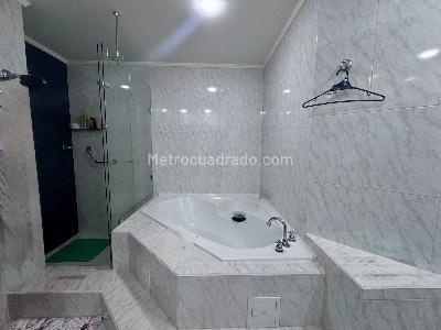 Apartamento de 3 alcobas en venta en Chico Navarra, Bogotá, 236 m² · foto 16 de 20