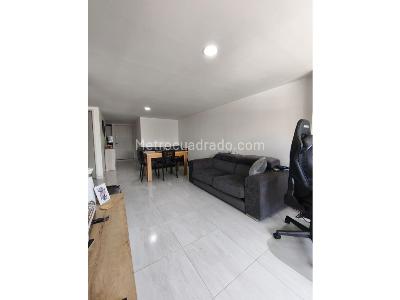 Apartamento de 2 alcobas en venta en Tres Esquinas, Sabaneta, 71 m² · foto 2 de 11