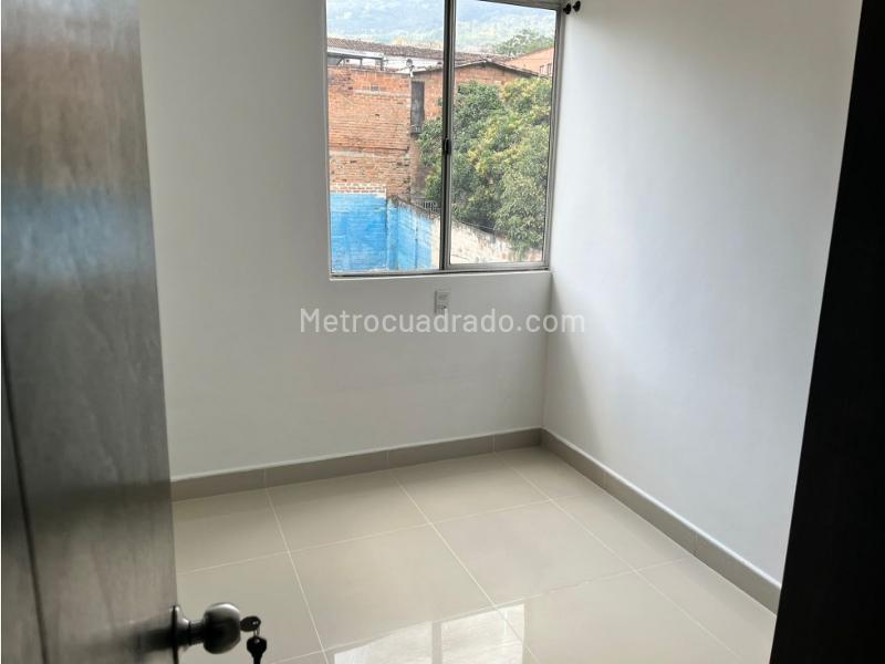 Charming 3BR Apartment with Gym in Robledo - 7