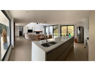 Casa de 5 alcobas en venta en Loma Del Escobero, Envigado, 215 m² · foto 2 de 12