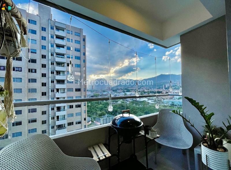 Modern 3BR Apartment with Balcony in Jardines - 5