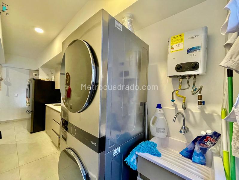 Modern 3BR Apartment with Balcony in Jardines - 9