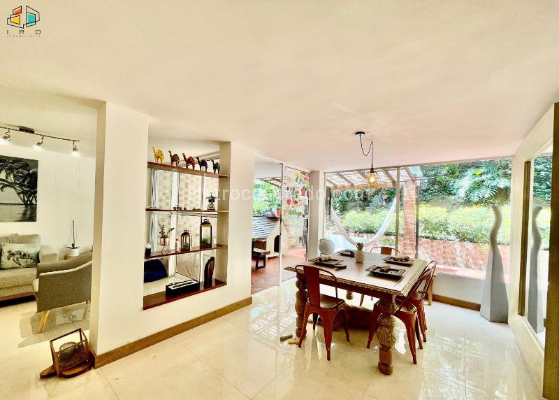 Exclusive 4BR Apartment in El Tesoro - 4