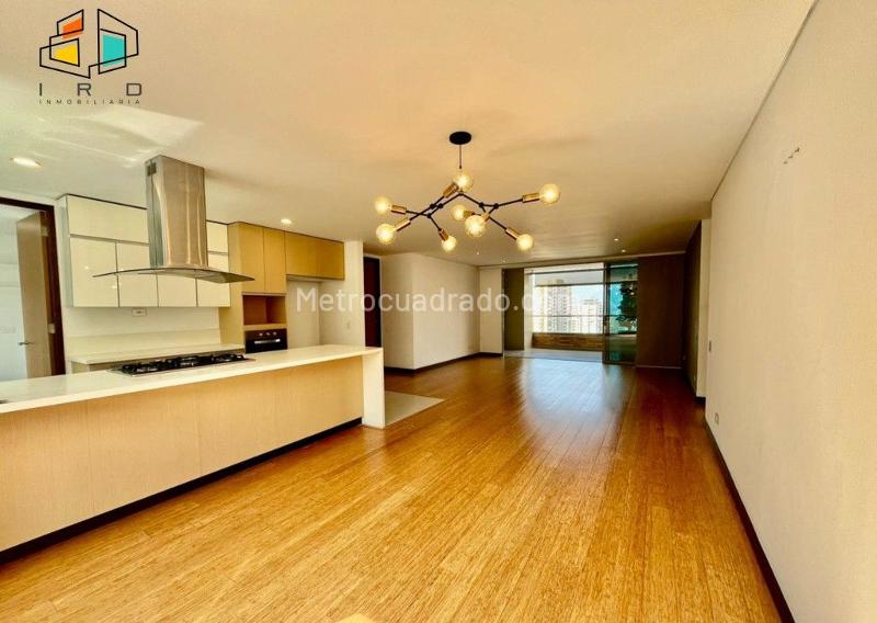 Elegant 3BR Apartment in Los Balsos - 5