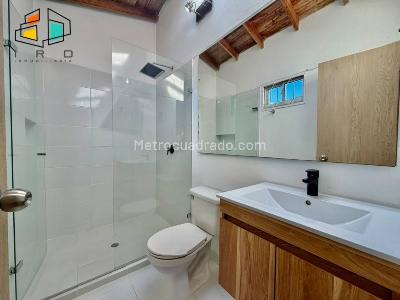 Casa de 4 alcobas en arriendo en Altos Del Poblado, Medellín · foto 9 de 20