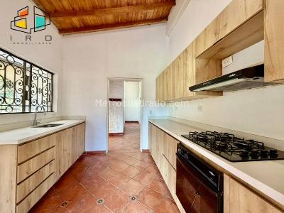 Casa de 4 alcobas en arriendo en Altos Del Poblado, Medellín · foto 17 de 20