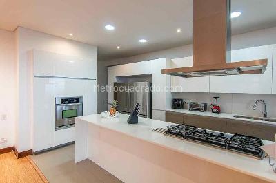 Apartamento de 4 alcobas en arriendo en Cerros De Los Alpes, Bogotá, 307 m² · foto 15 de 20