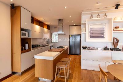 Apartamento de 2 alcobas en venta en Los Rosales, Bogotá, 209 m² · foto 2 de 20