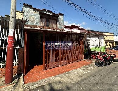 Casa de 4 alcobas en venta en Comuneros, Bucaramanga, 250 m² · foto 2 de 20
